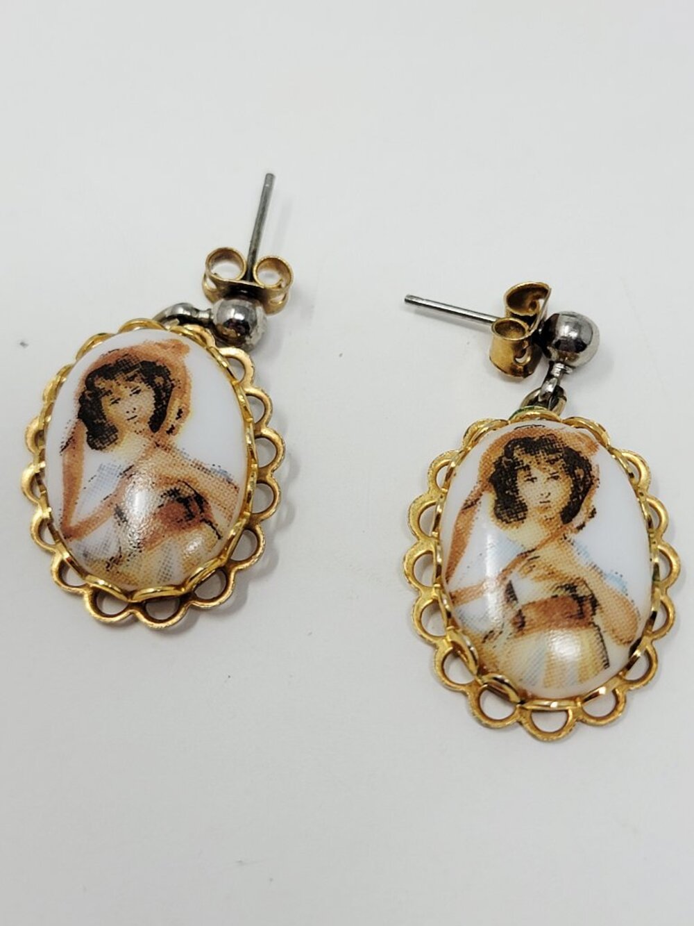 #39 Vintage Style Victorian Lady Portrait Cameo Earrings Gold Tone Dangle